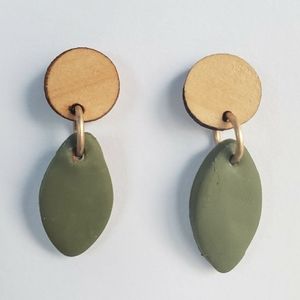 Light wood & green earrings